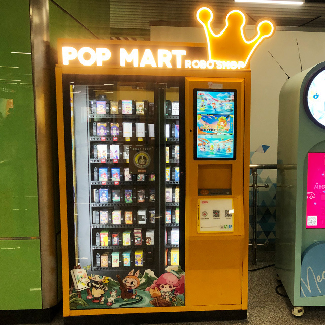 robot arm dispensing beauty fingernail press on vending machine with elevator