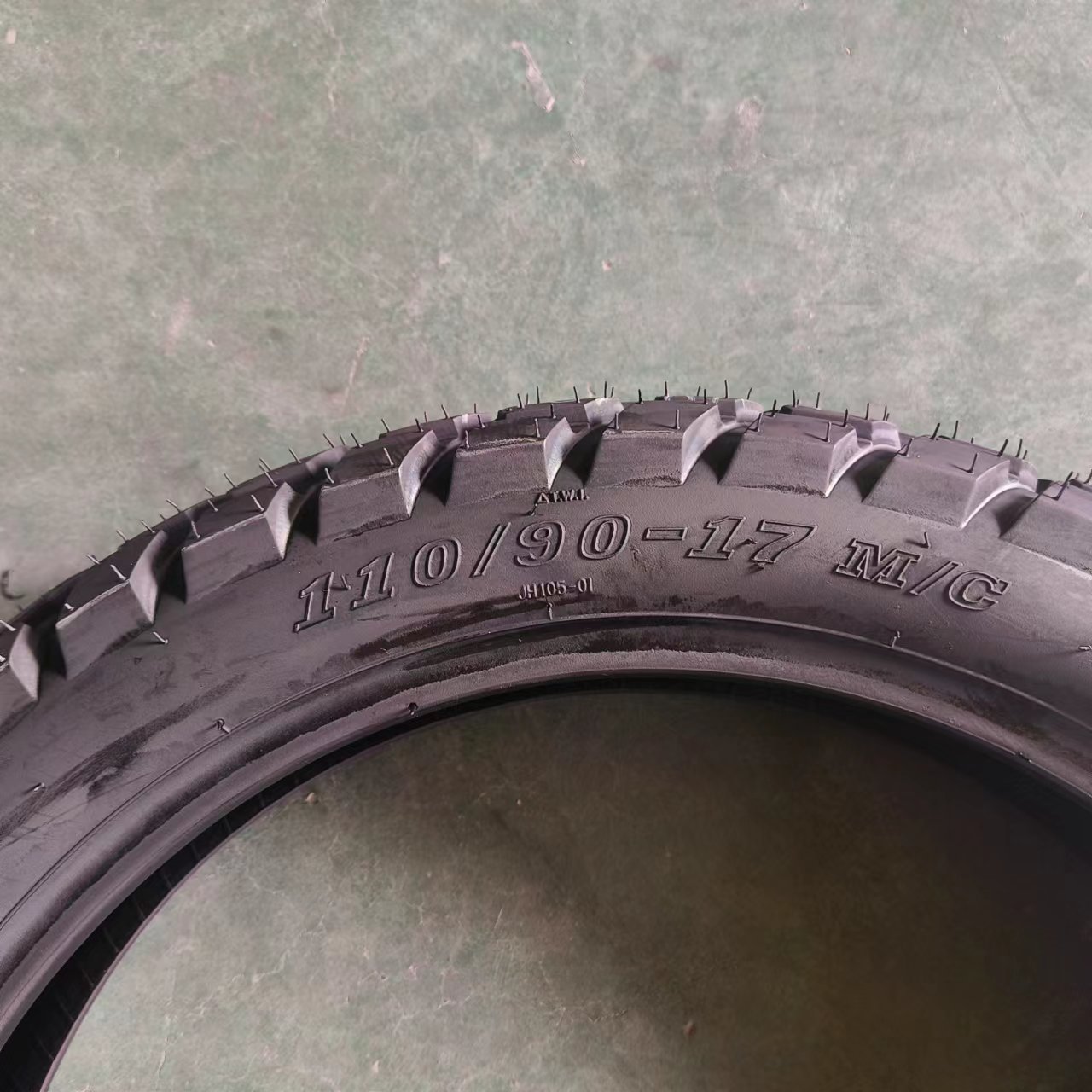 Tubeless motorcycle tire 110/90-17 with Inmetro certificate