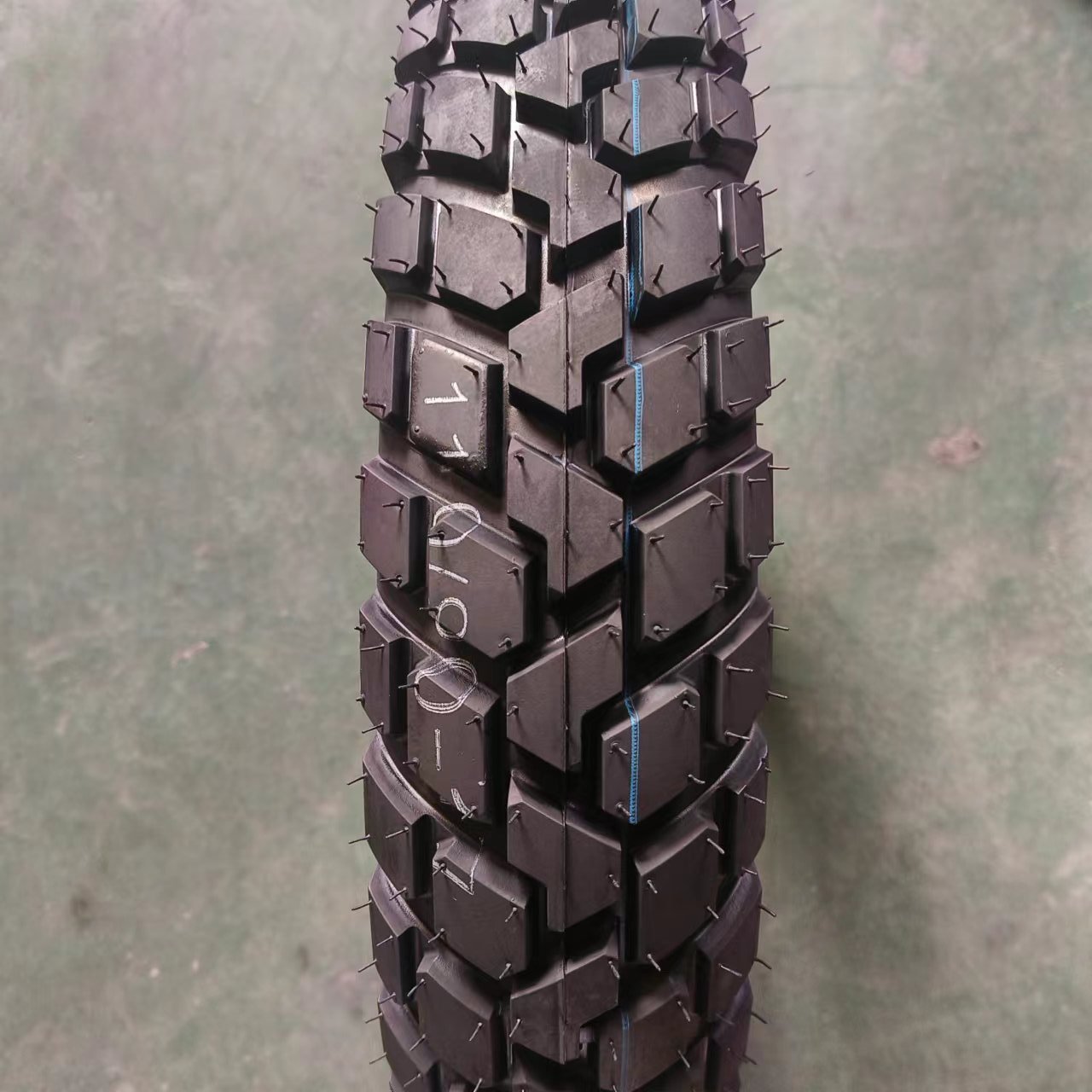 Tubeless motorcycle tire 110/90-17 with Inmetro certificate