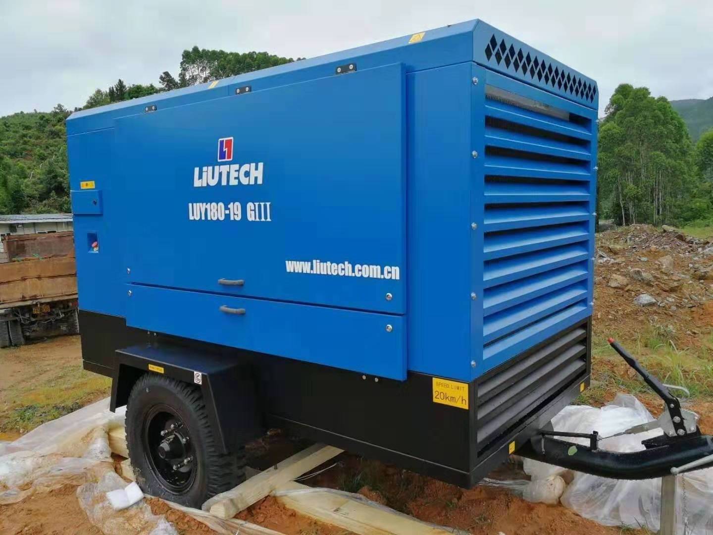 LUY 160-17 Diesel Portable  Mobile 15 Bar Screw Air compressor For Sand blast