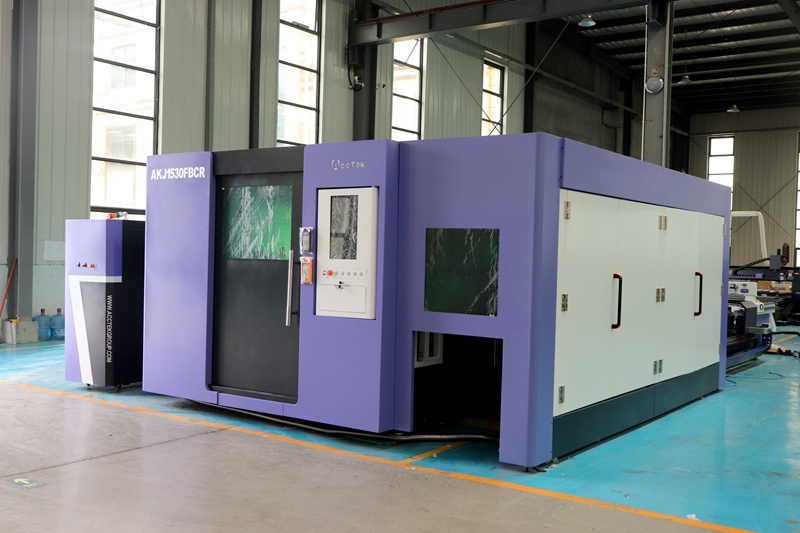 Full enclosed small size sheet metal CE 1500w 2000W high precision fiber laser cutting machine