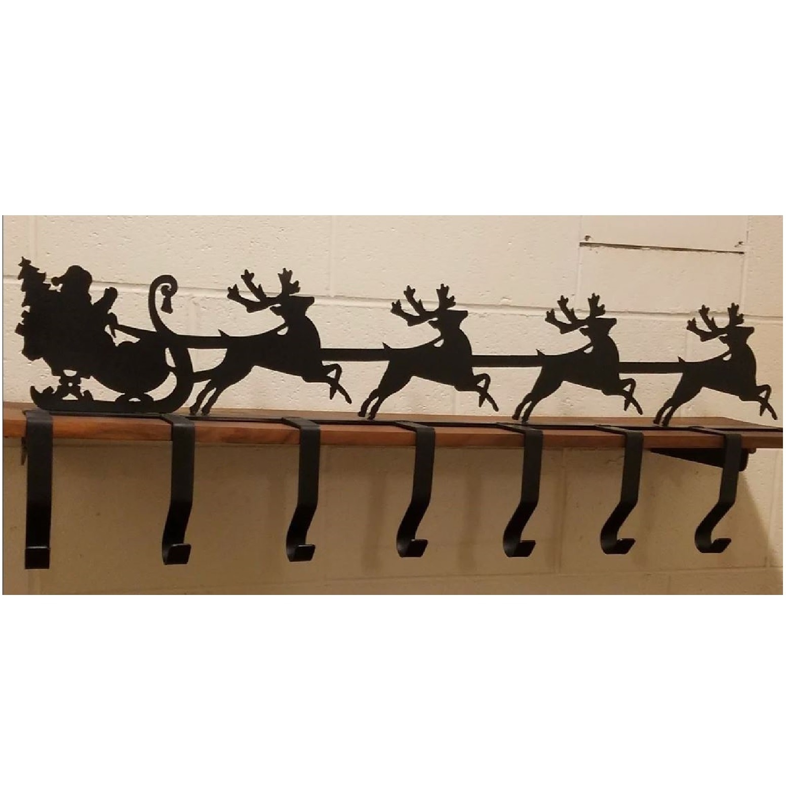 Horse Shape Design Black Powder Coated Stocking Holder For Christmas Holiday Custom Christmas Ornaments Stocking Holder Supply