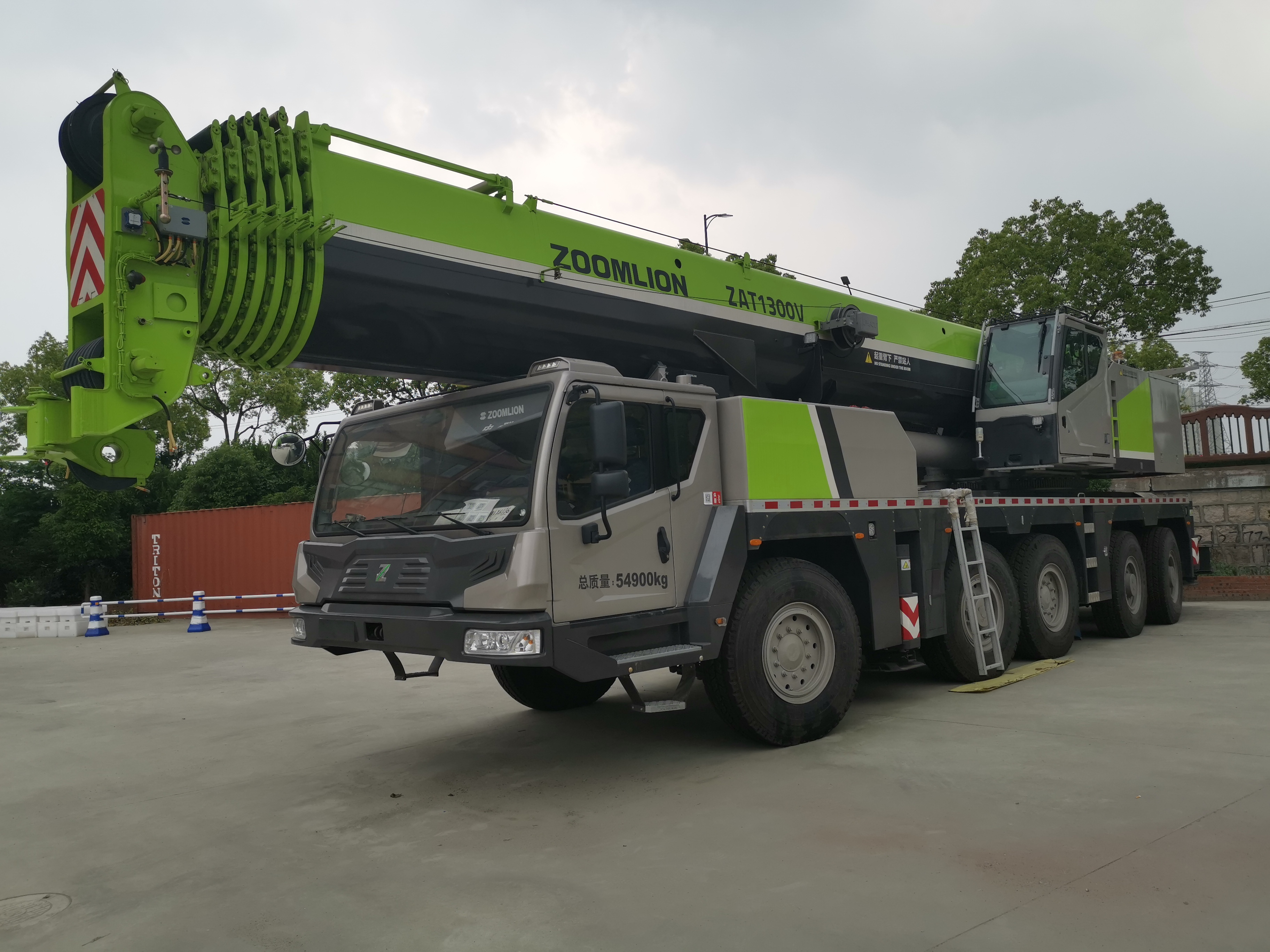 Chinese Top Rankig ZAT1300V 130 ton rough terrain telescopic hydraulic mobile truck crane