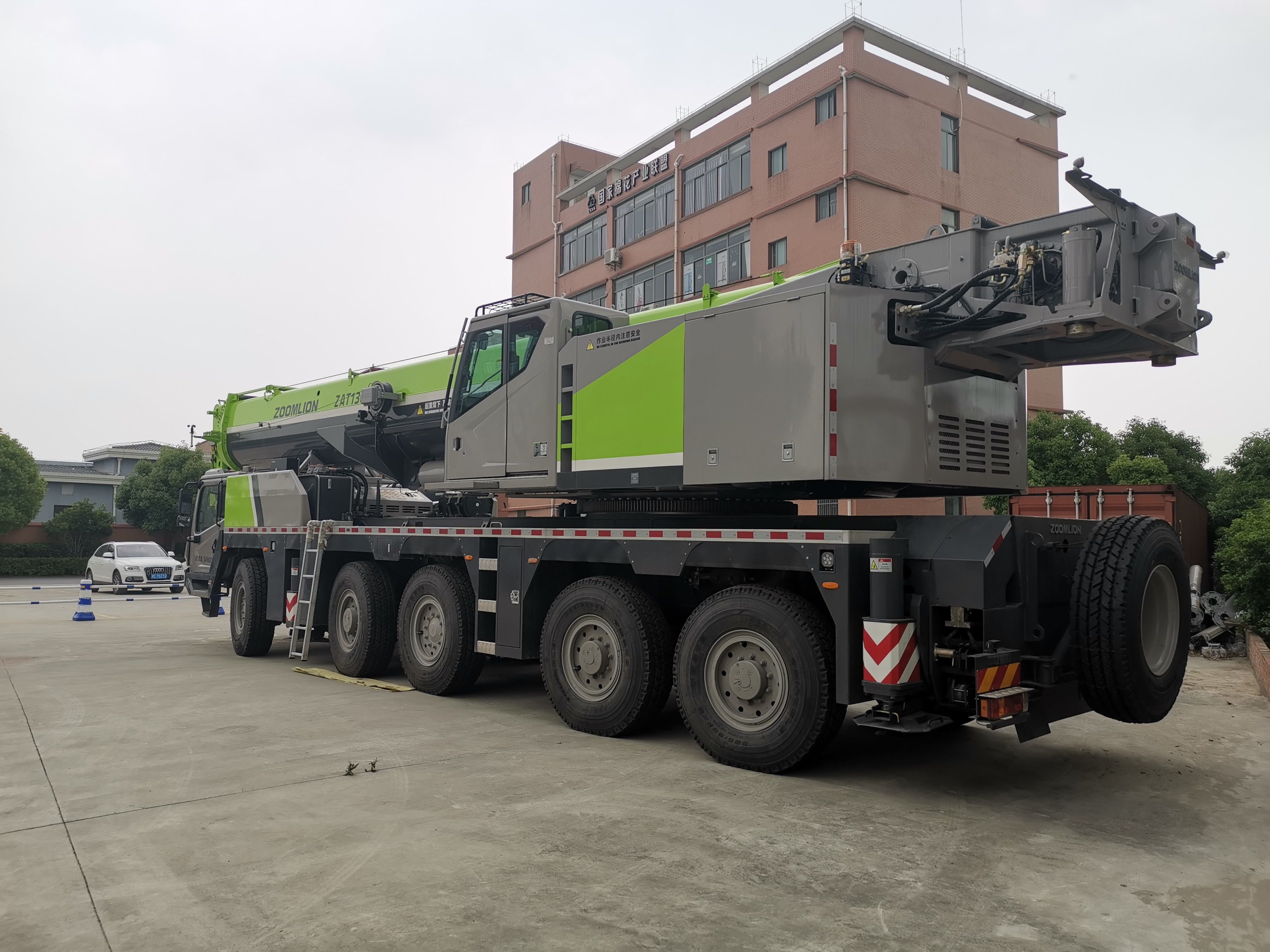 Chinese Top Rankig ZAT1300V 130 ton rough terrain telescopic hydraulic mobile truck crane