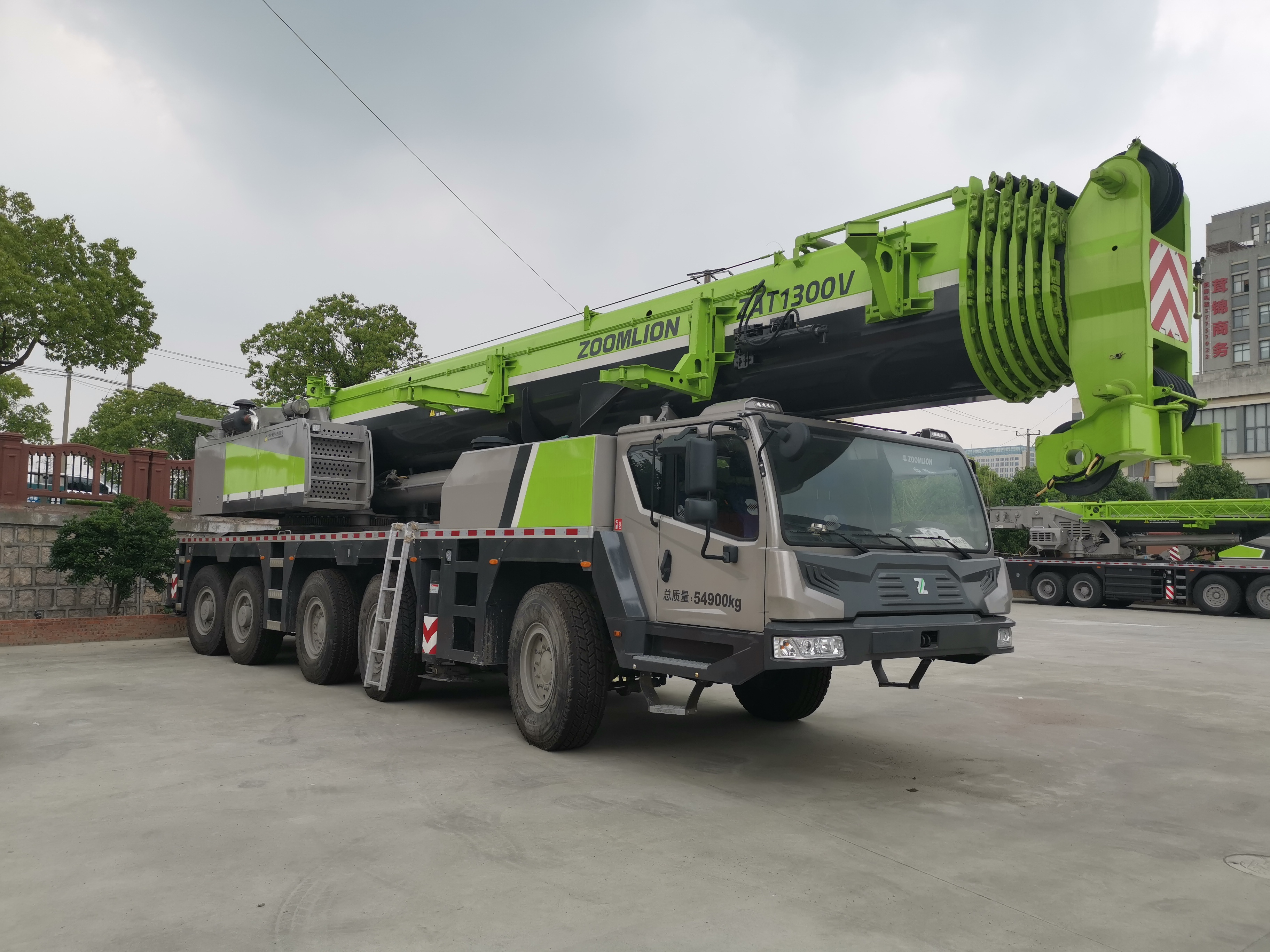 Chinese Top Rankig ZAT1300V 130 ton rough terrain telescopic hydraulic mobile truck crane