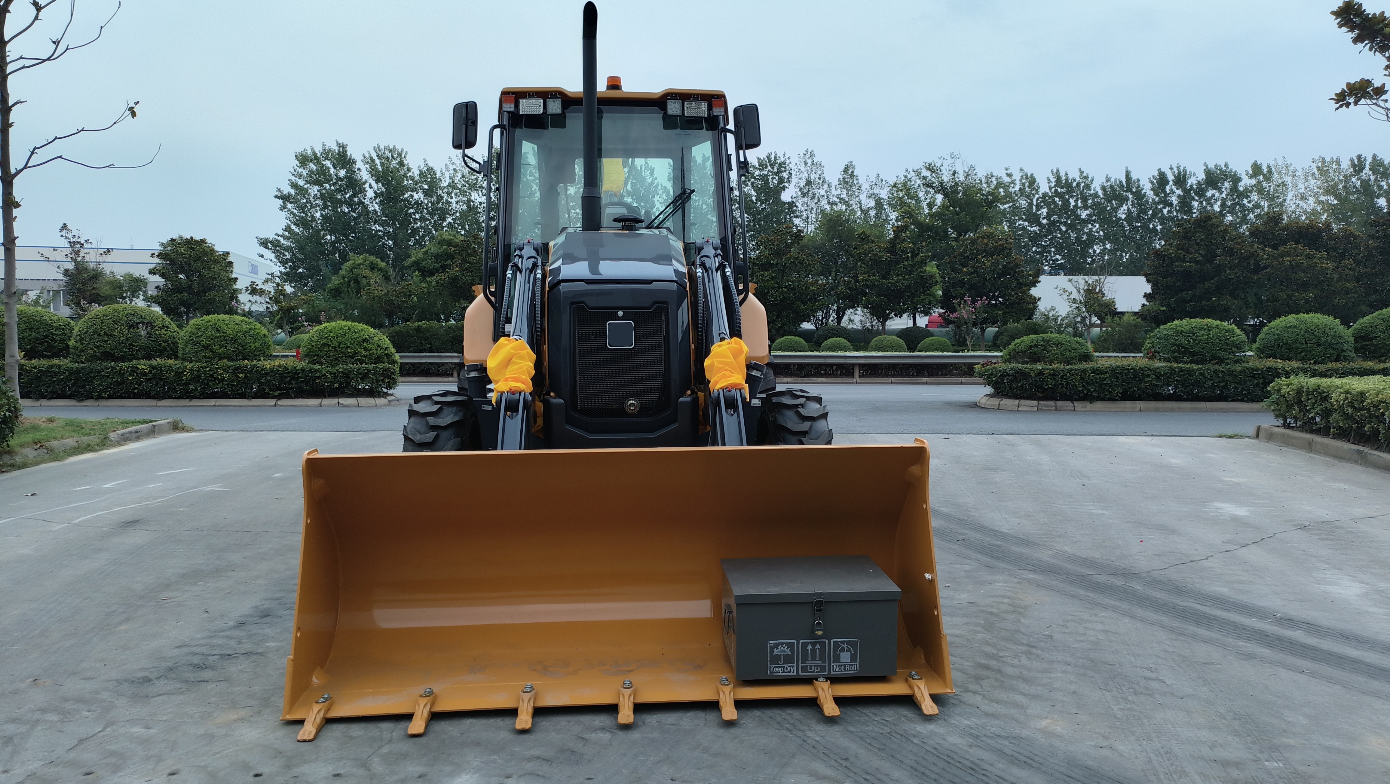 2024 New Earthmoving Machinery 7.5 Ton Backhoe Loader XC8-C2570 with 4 in one bucket  Euro V