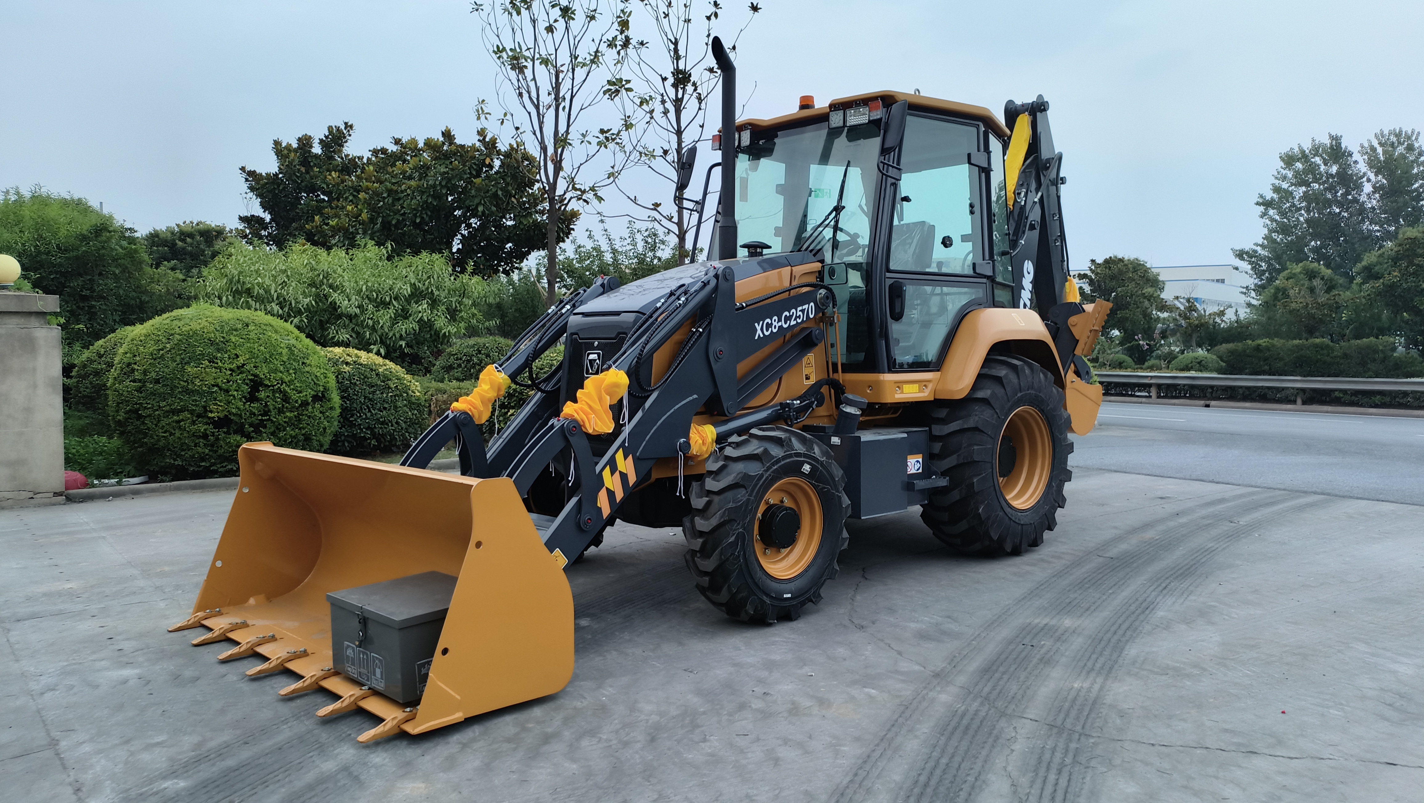 2024 New Earthmoving Machinery 7.5 Ton Backhoe Loader XC8-C2570 with 4 in one bucket  Euro V