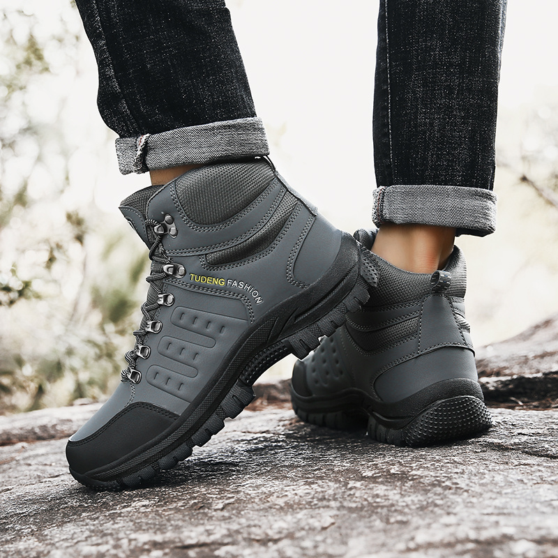 Wholesale and OEM Available Anti Slip 2020 Outdoor Hiking Shoes Boots for Men Size 39-45