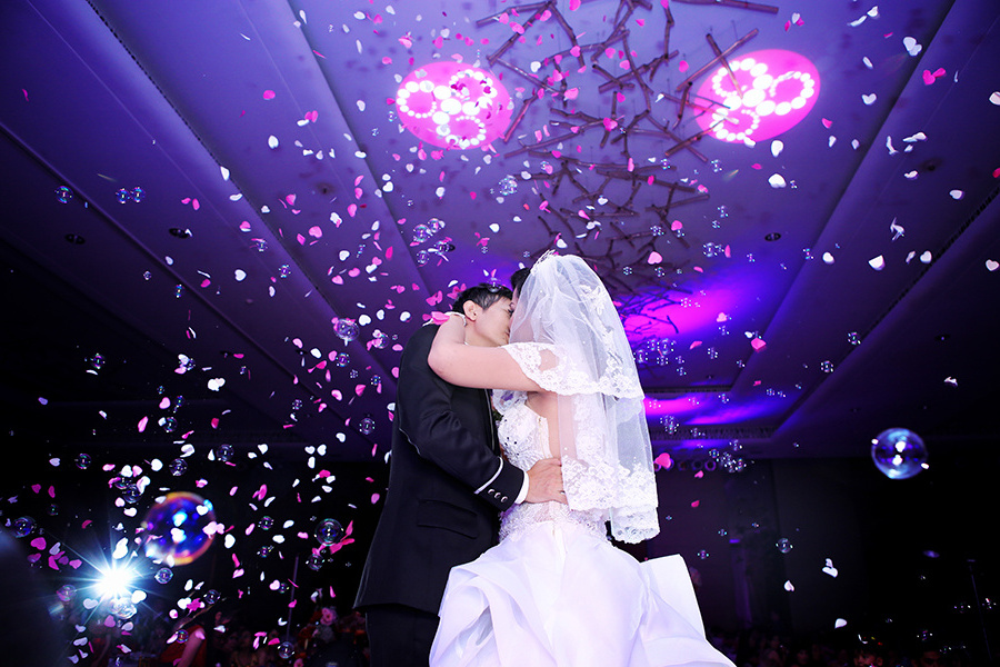 Factory Price 300W Wireless Remote Control Bubble Machine For Dj Disco Wedding Party