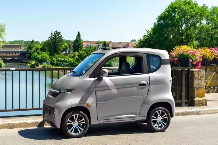 Auto 4 Wheel Electric Enclosed Small Passenger Vehicle Mini EV Electric Car Tricycle for Adults selling well in EU countries