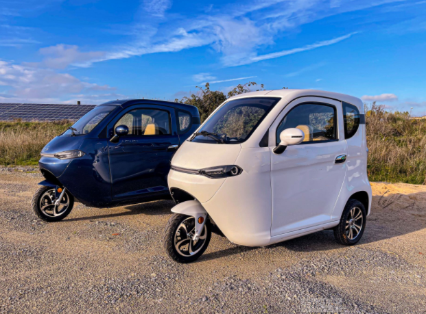 CKD EEC Electric Vehicle Fully Enclosed Cabin Scooter 3 Wheel Electric Taxi Tricycle with Air Conditioning