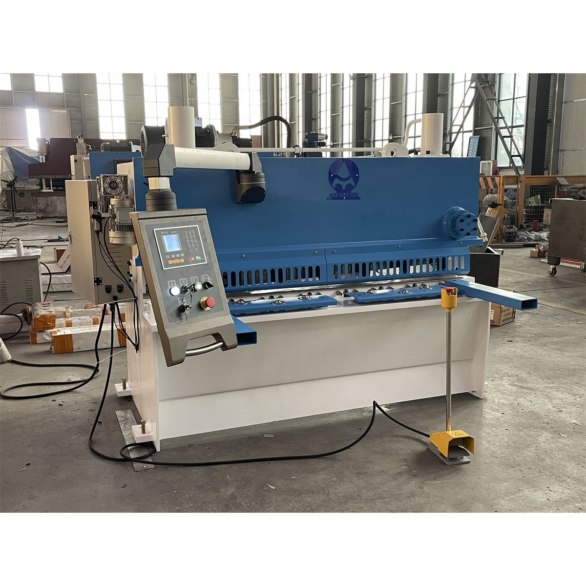 High quality guillotine steel cutting machine CNC hydraulic swing beam shears