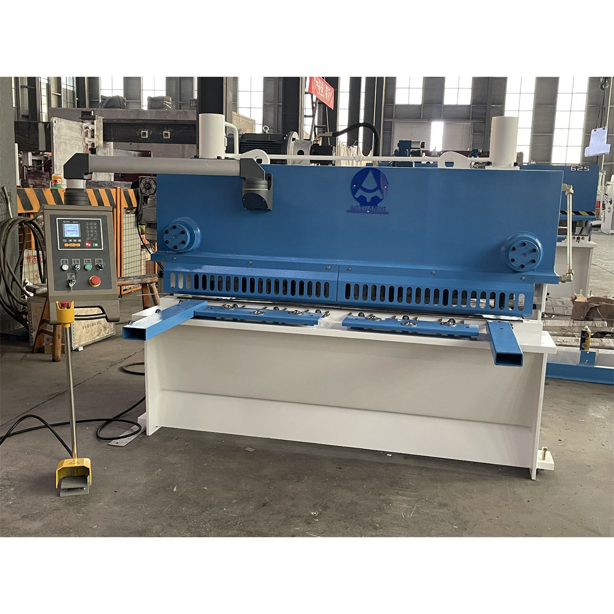 High quality guillotine steel cutting machine CNC hydraulic swing beam shears