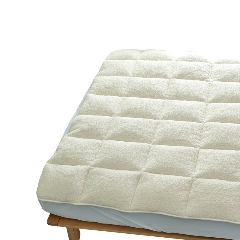 Hotel soft fuzzy cloud sherpa plush bed mattress cover polyester fiber filling padded warm wool fleece mattress topper