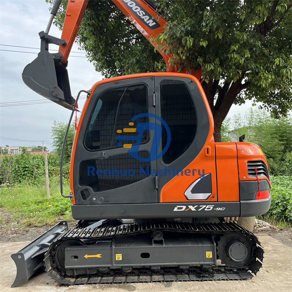 High Efficiency DOOSAN DH75 Excavator Low Price DH150 DH220 DH300 Used Excavator with Dozer Blade and Rubber Crawler Track