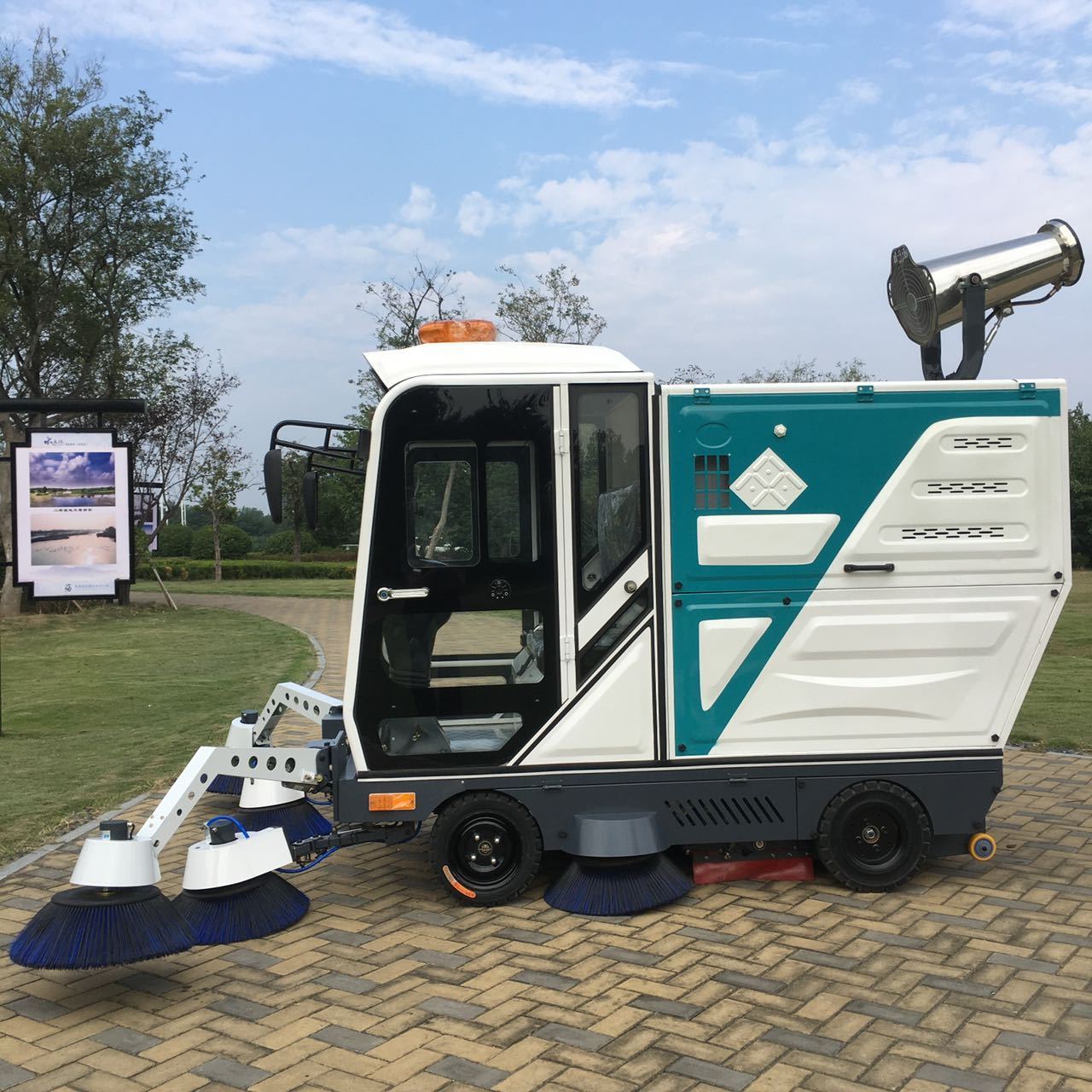 Hot Street Sweeper Product Sidewalk Sweeper Automatic Ride on Road Sweeper Floor Cleaning Machine