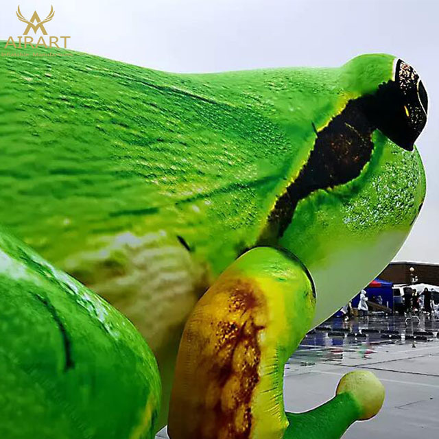 giant inflatable green frog lifelike inflatable balloon for parade