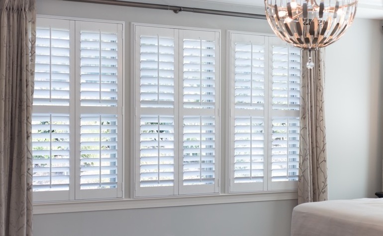 White 89mm Louvre wood PVC Window Plantation Shutters From China