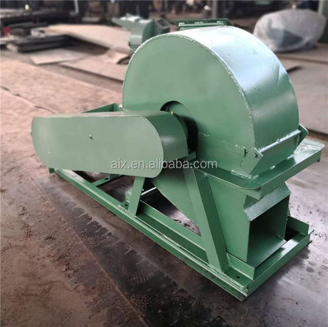 The mobile crusher of wood to the sawdust and grinding wood chips to sawdust machine on sale