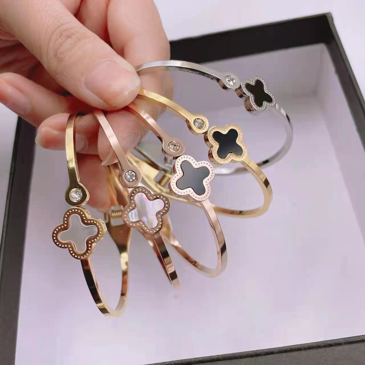 European titanium steel  Korean four leaf clover swan 18K rose gold stainless steel jewelry not fade bracelets women