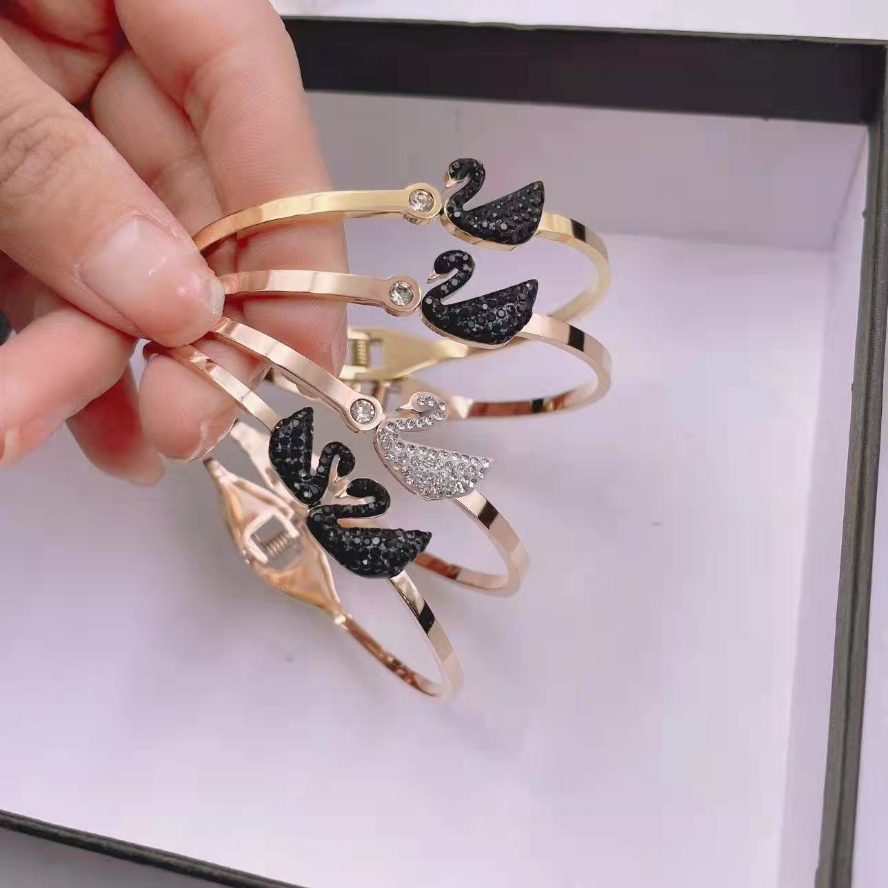 European titanium steel  Korean four leaf clover swan 18K rose gold stainless steel jewelry not fade bracelets women