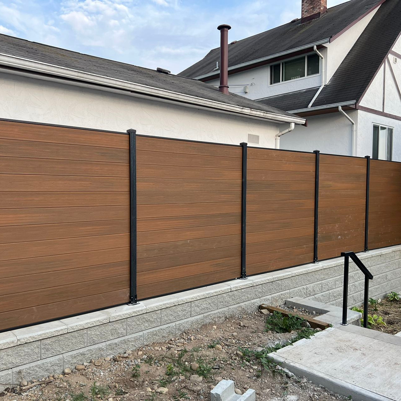 Eco-friendly  Easy Installation WPC Wood Courtyard Garden  Villa Outdoor Plastic Fence Panel WIth Aluminum Post