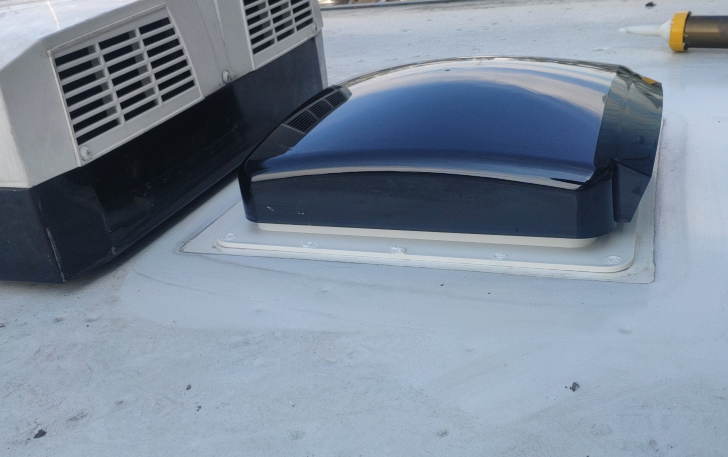 Caravan roof vent fan camper RV motorhome hatch Airflow in rainy days