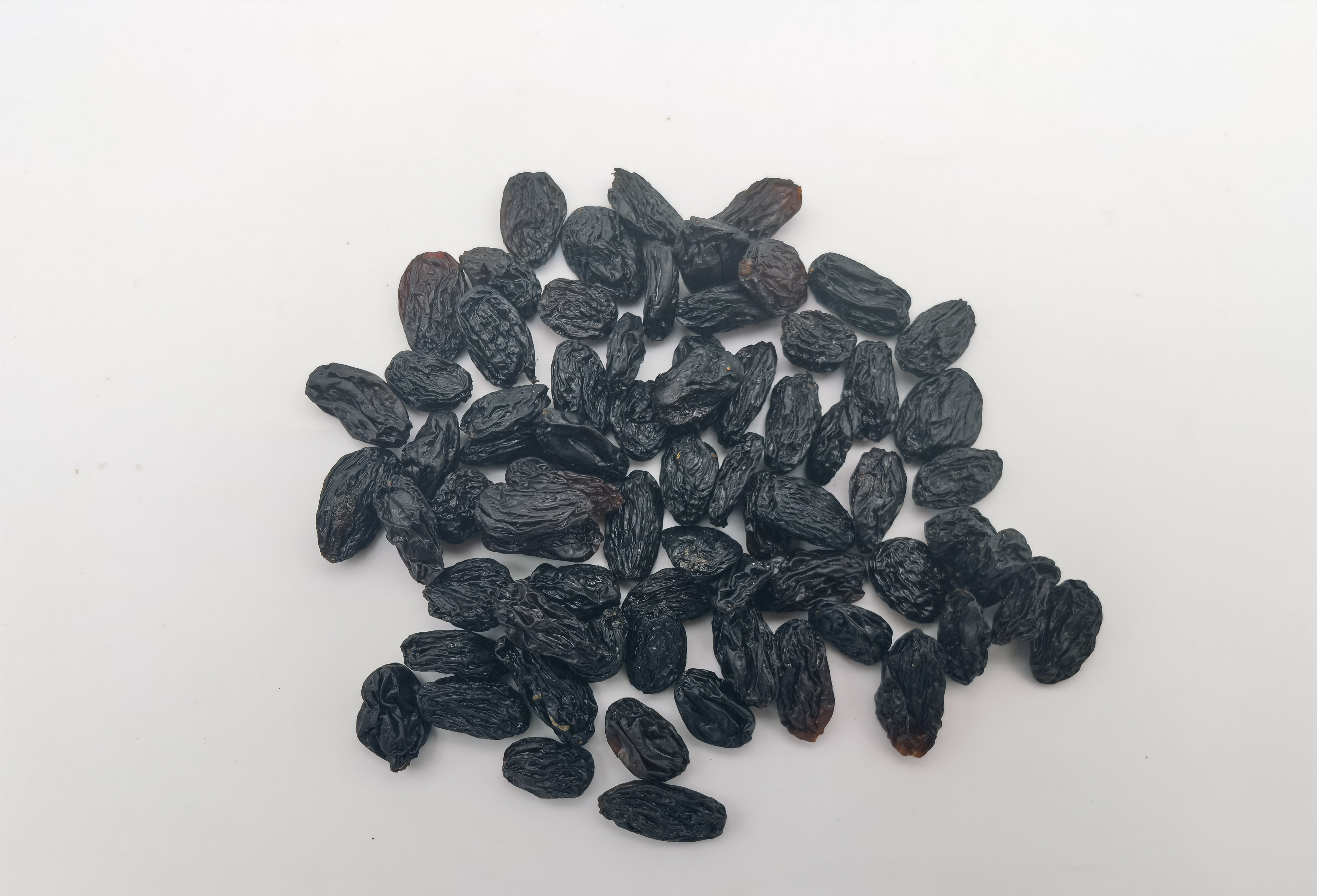 Chinese Xinjiang green raisins black white dry dried soft grapes