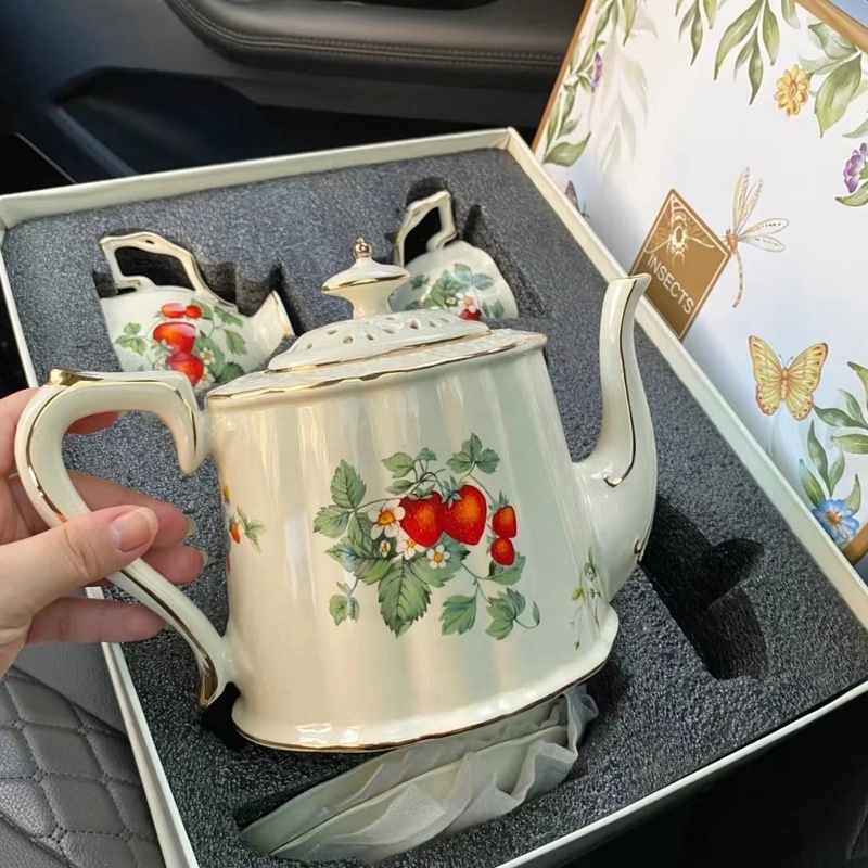 Promotional European retro 8-piece strawberry pattern coffee set for gifts