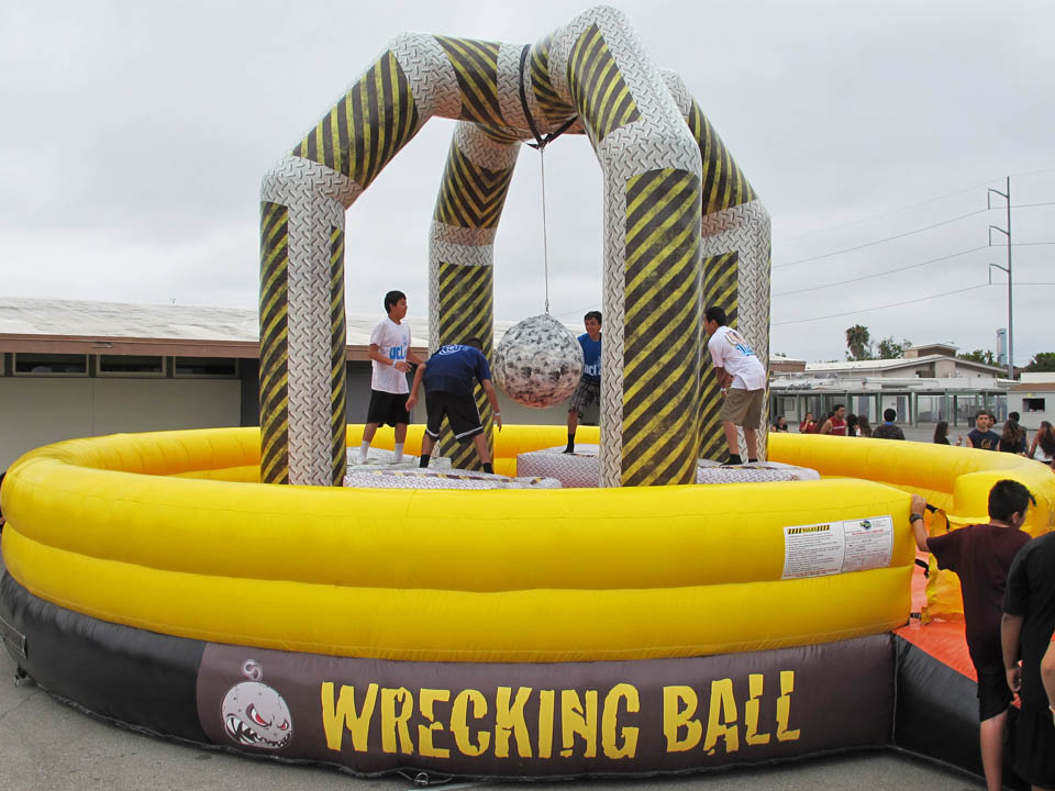 Funny Adult Sport Games 4players Challenge Inflatable Human Demolition Zone Inflatable Wrecking ball For Carnival amusement park