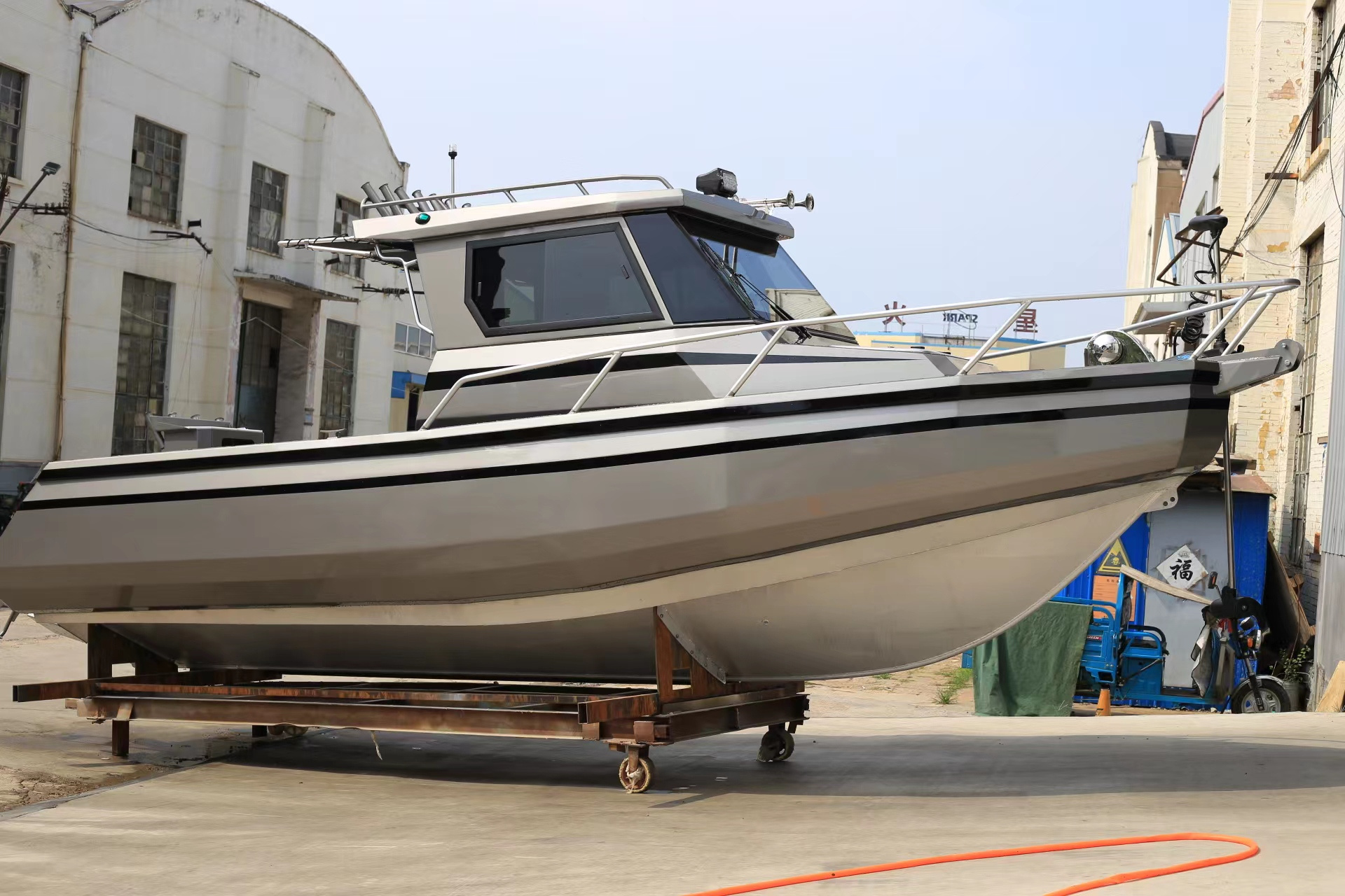 Qingdao Allheart customized luxurious 7.68meters 25ft welded stable aluminum pontoon fishing boat