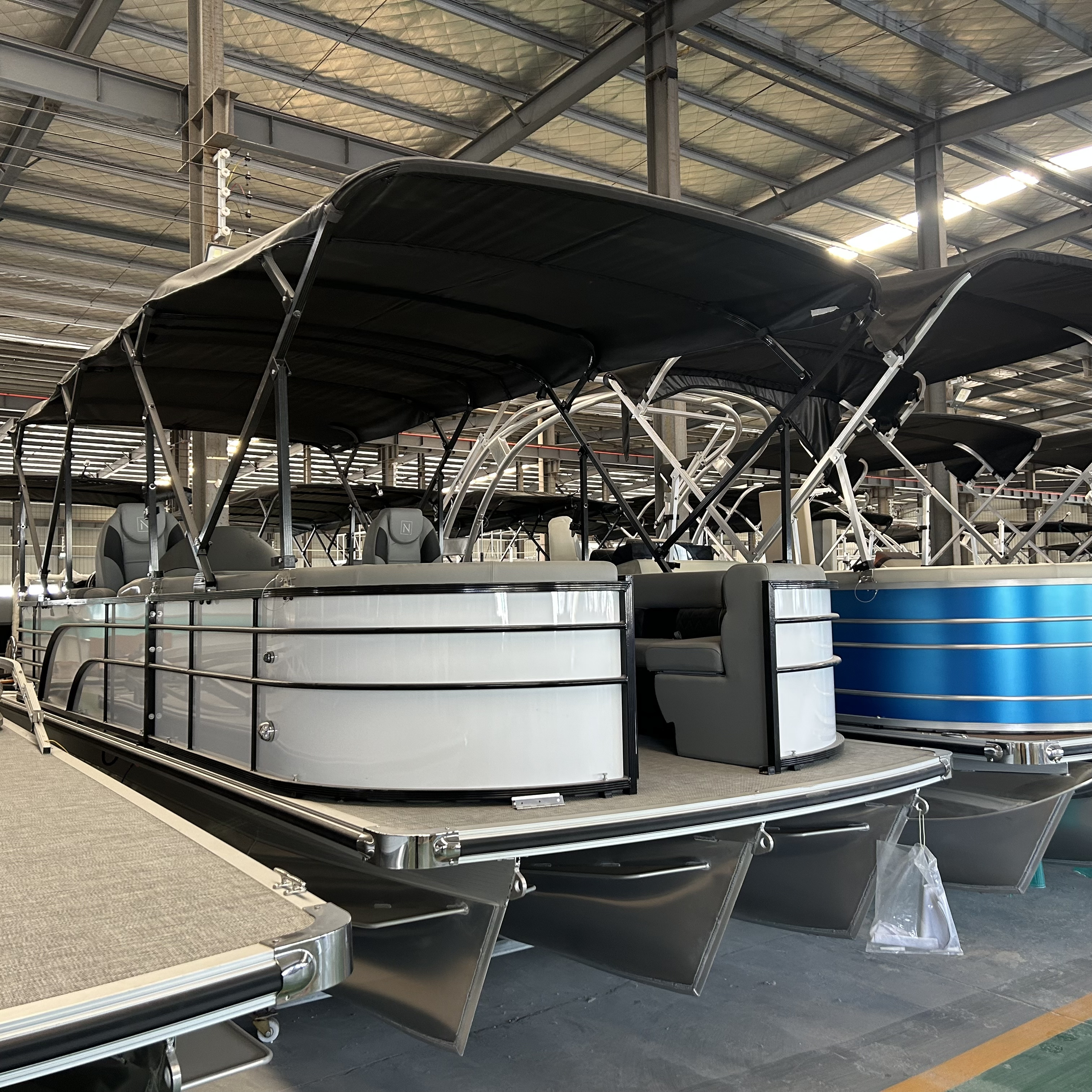 China Allhouse Super Large Pontoon Boats Huge Tank Storage 29Ft Luxury Pontoon Boats Cabin With Motor And Trailer