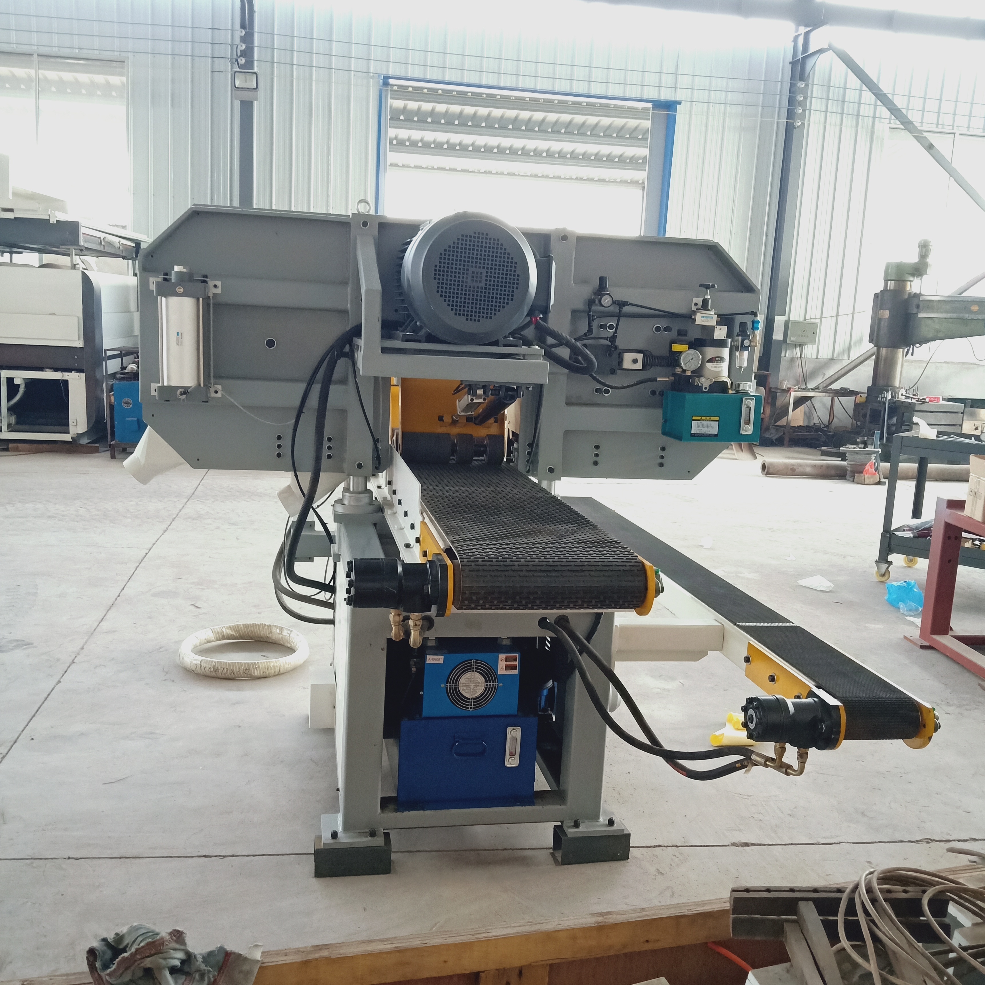 European Precision High Speed Auto Tissue Feed Large Solid Wood Cutting Horizontal Band Saw Machine