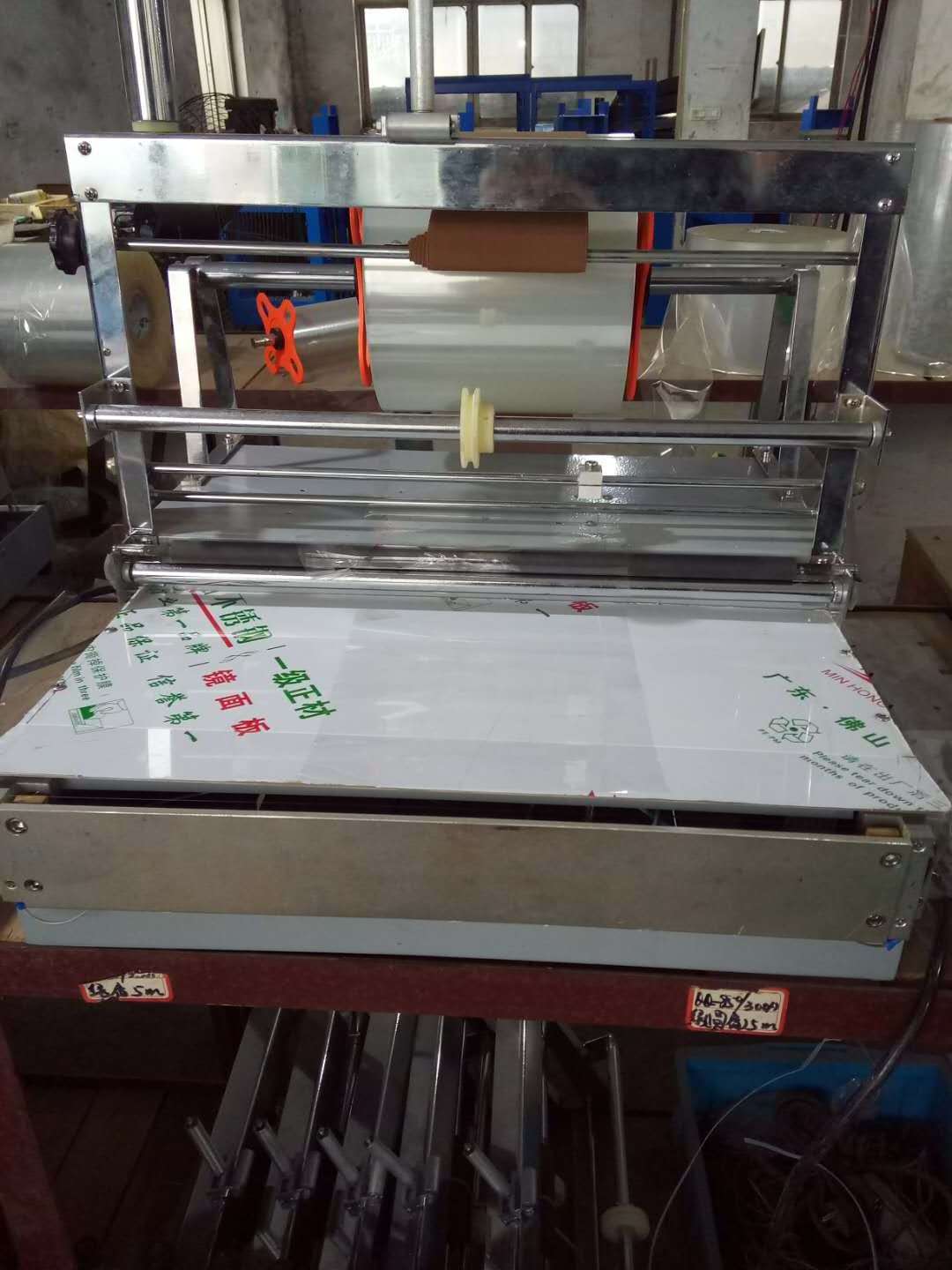 Perfume box cellophane wrapping machine cellophane sealing machine playing card cellophane wrapping machine