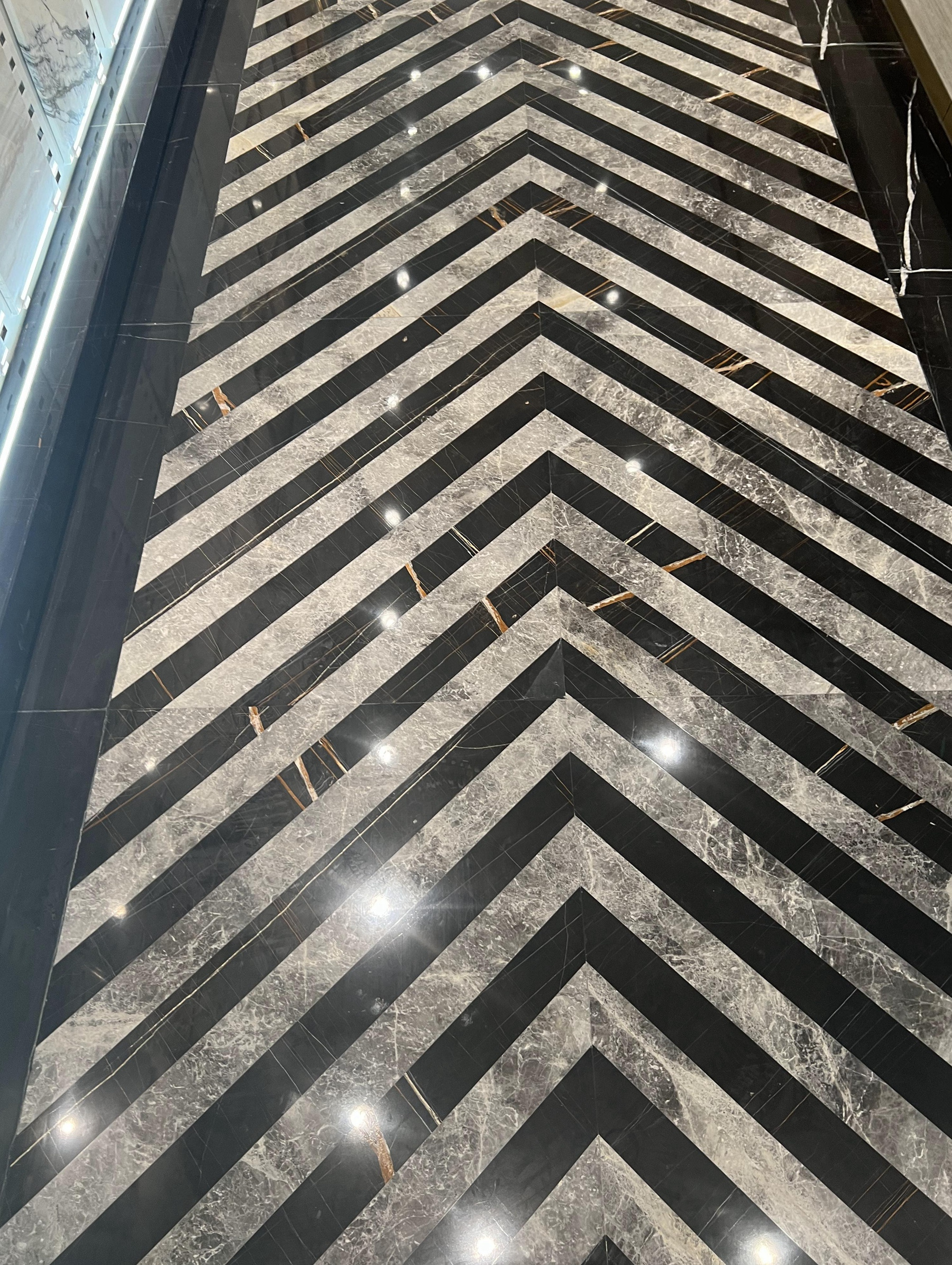 Customized Natural Marble Flooring Tiles Grey Marble Water Jet Chevron Pattern Tiles for Indoor Corridor