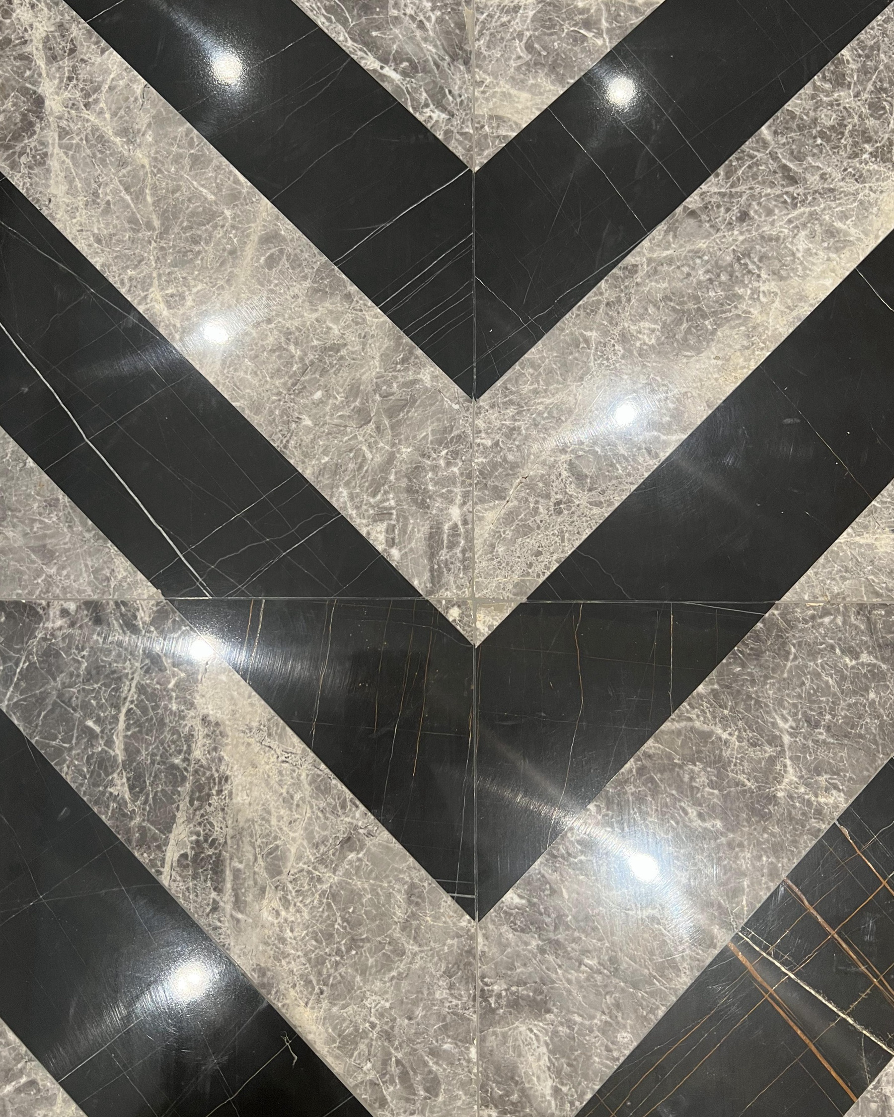 Customized Natural Marble Flooring Tiles Grey Marble Water Jet Chevron Pattern Tiles for Indoor Corridor