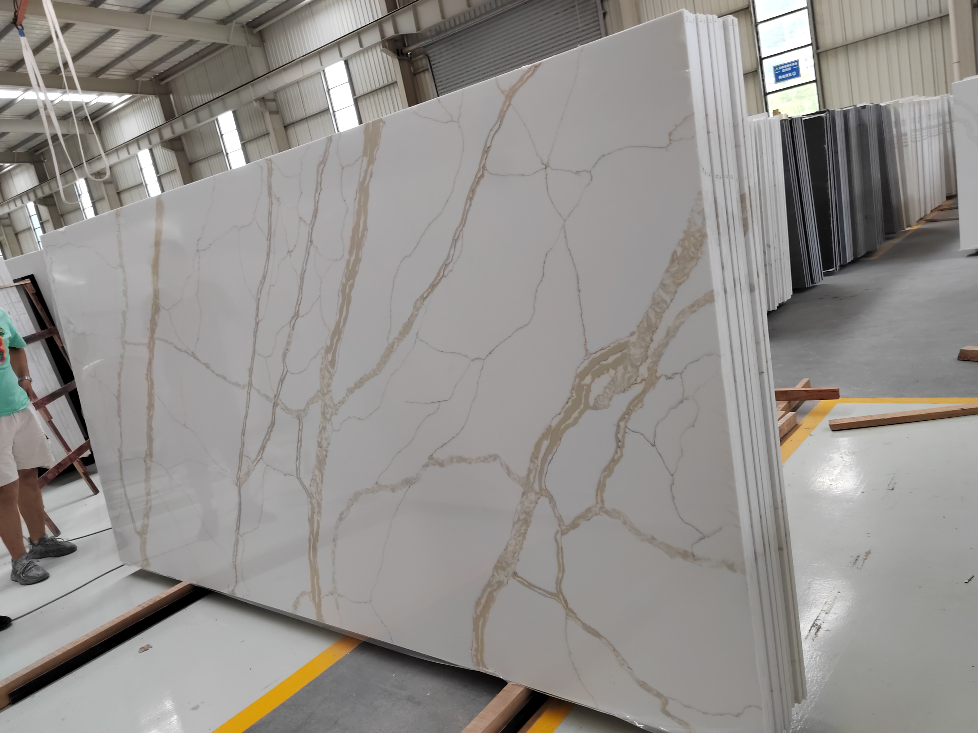 Factory price calacatta style quartz slab engineered stone quartz for kitchen countertop calacatta gold quartz