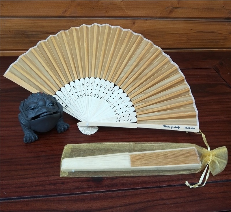 Chinese Personalized Bamboo Folding Hand Fan Guest Giveaways Wedding Favors Gift Silk Fan With Organza Bag