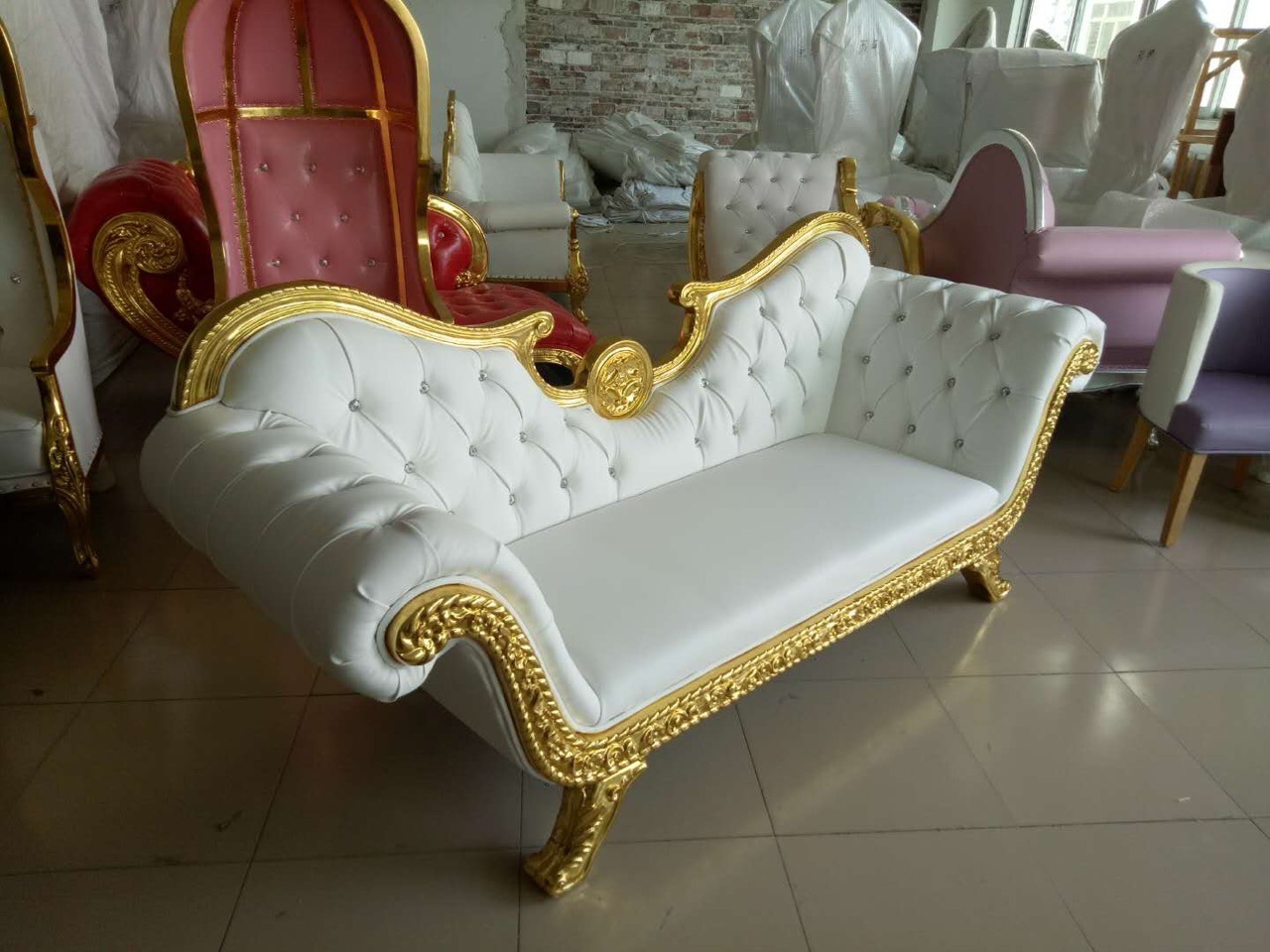 Supply royal king throne chair Luxury Gold chair purple leather hotel Low back chaise Lounge chair