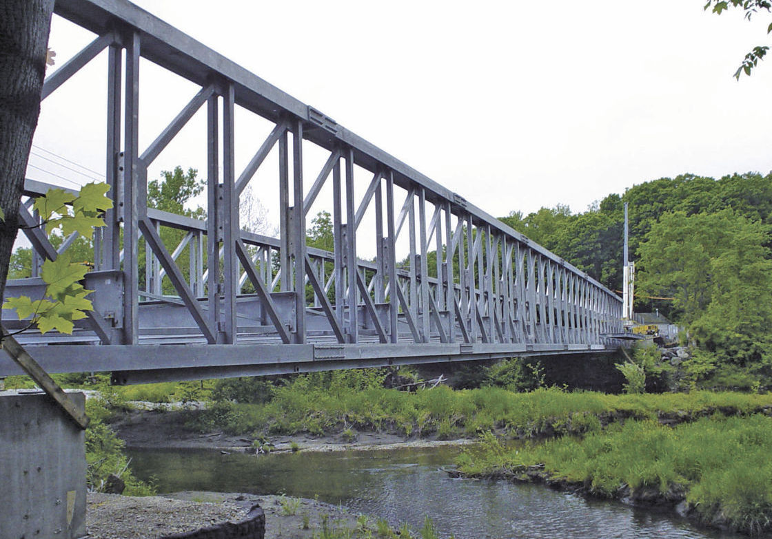 Prefabricated Steel Pedestrian Bridge China Manufacturer Cost Steel Truss Structure Bailey Bridge Overpass/Footbridge