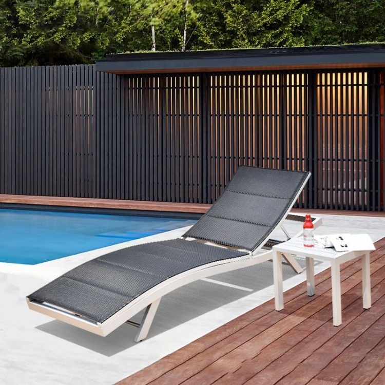 Modern Outdoor Furniture Sun Lounger Pool Chair in Rattan/Wicker for Villa Park Courtyard or Exteriors