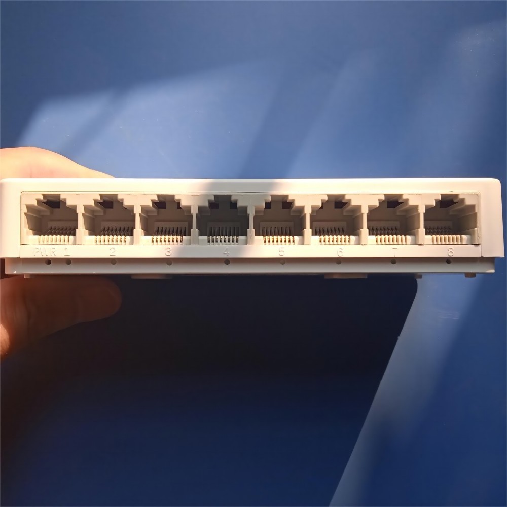 Factory OEM Plastic Shell 8 Port Ethernet Switch 10/100M Network Switch for Company and Home Network