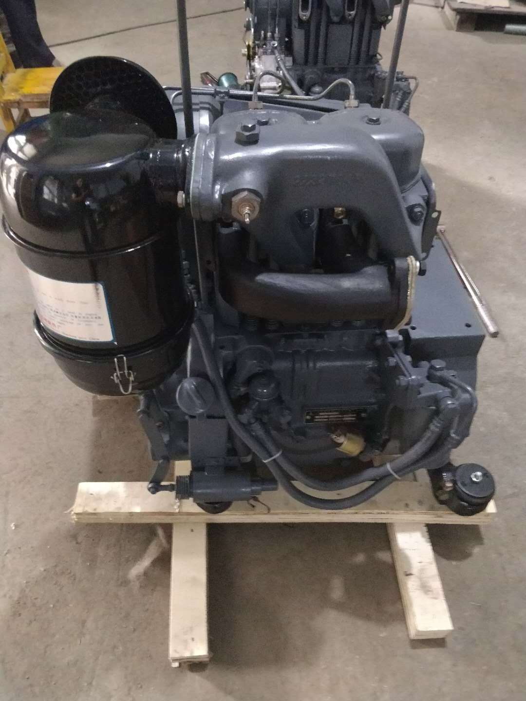 13.6-25.7kw 4 stroke engine F2l511 air cooled diesel engine for sale