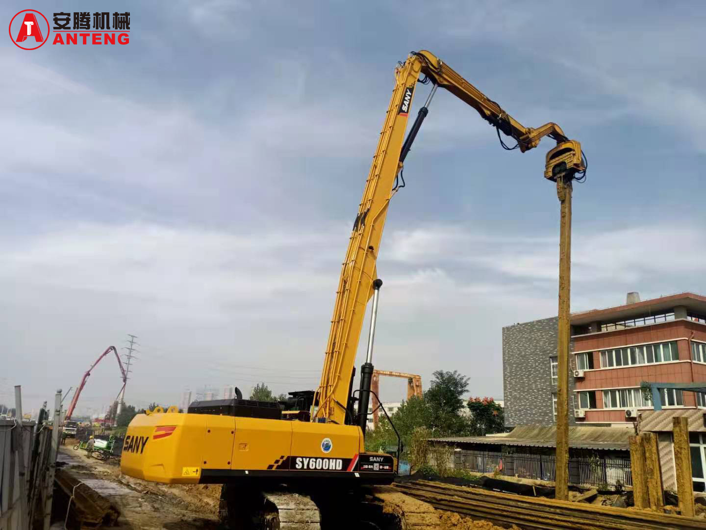 powerful hydraulic excavator mounted vibratory hammer driving sheet pile and concrete pile