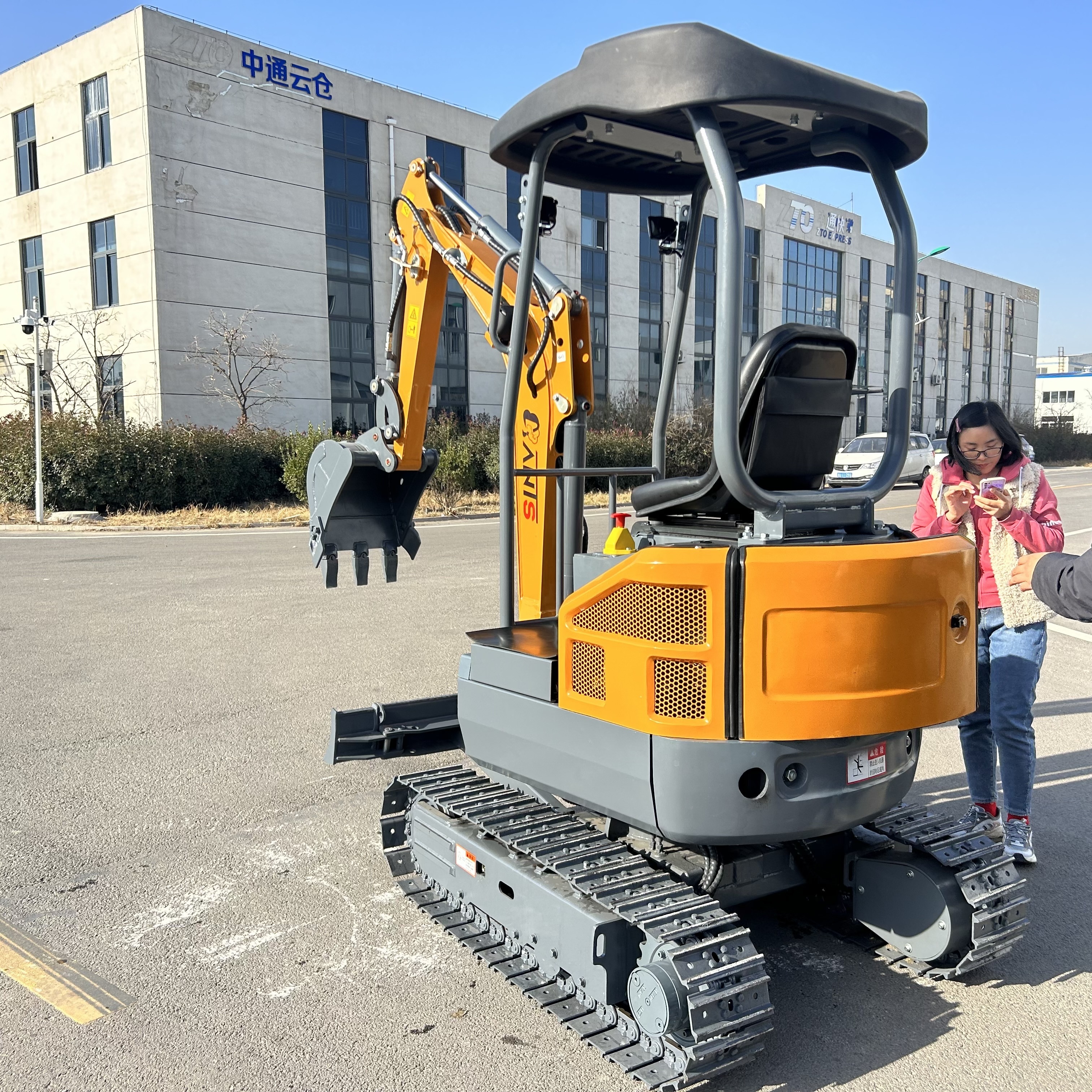 The best-selling mini excavators small digger used to loosen soil and dig trenches in farms and orchards