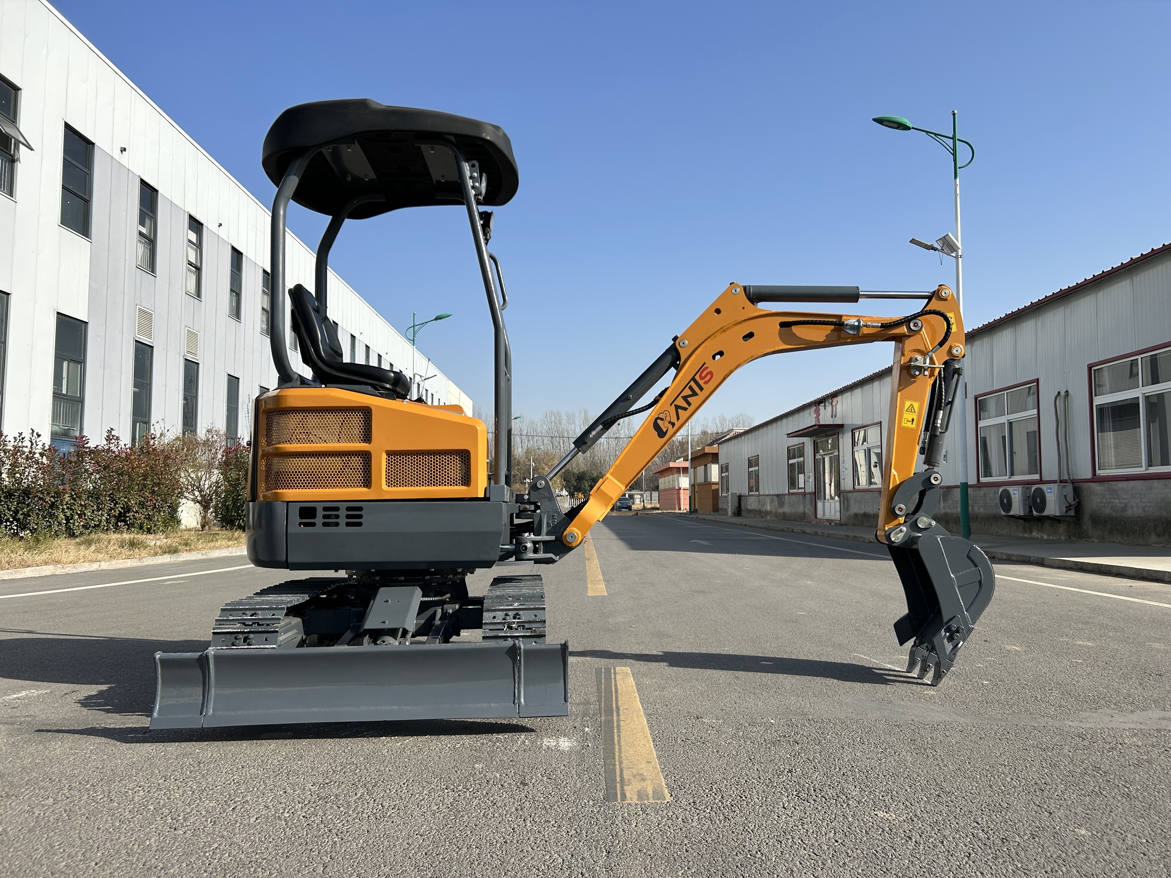 The best-selling mini excavators small digger used to loosen soil and dig trenches in farms and orchards