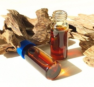 100% Pure Oudh Agarwood Essential Oil Wholesale Manufacturer