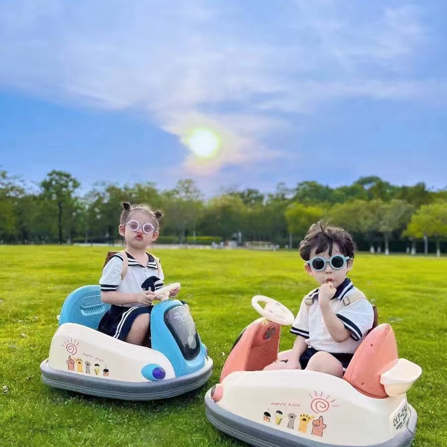 Children's electric bumper car A toy car that children ages 2-8 can operate remotely