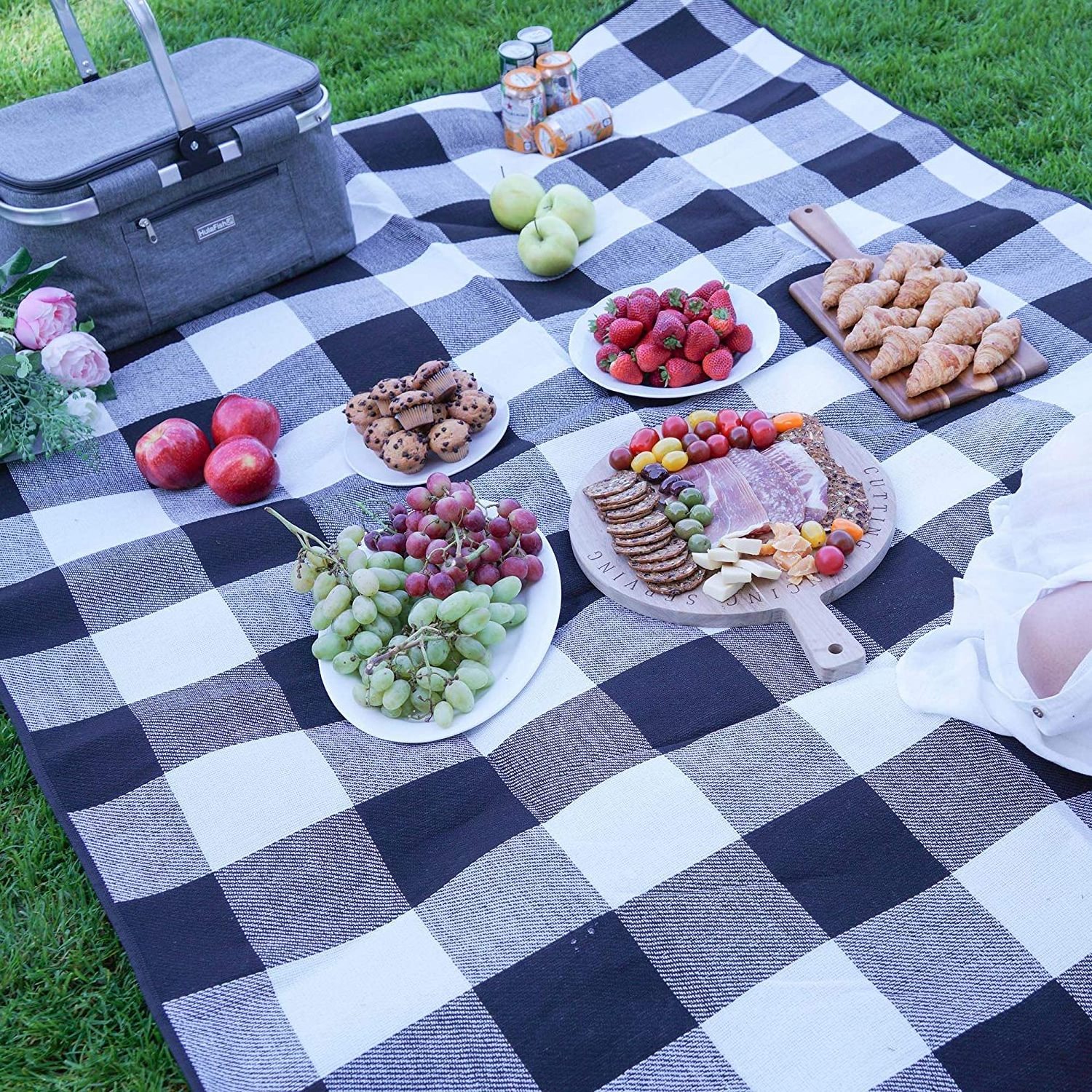 Easy to Clean Outdoor Waterproof Mat Picnic Blanket Straw Sitting Pad With Leather Handle