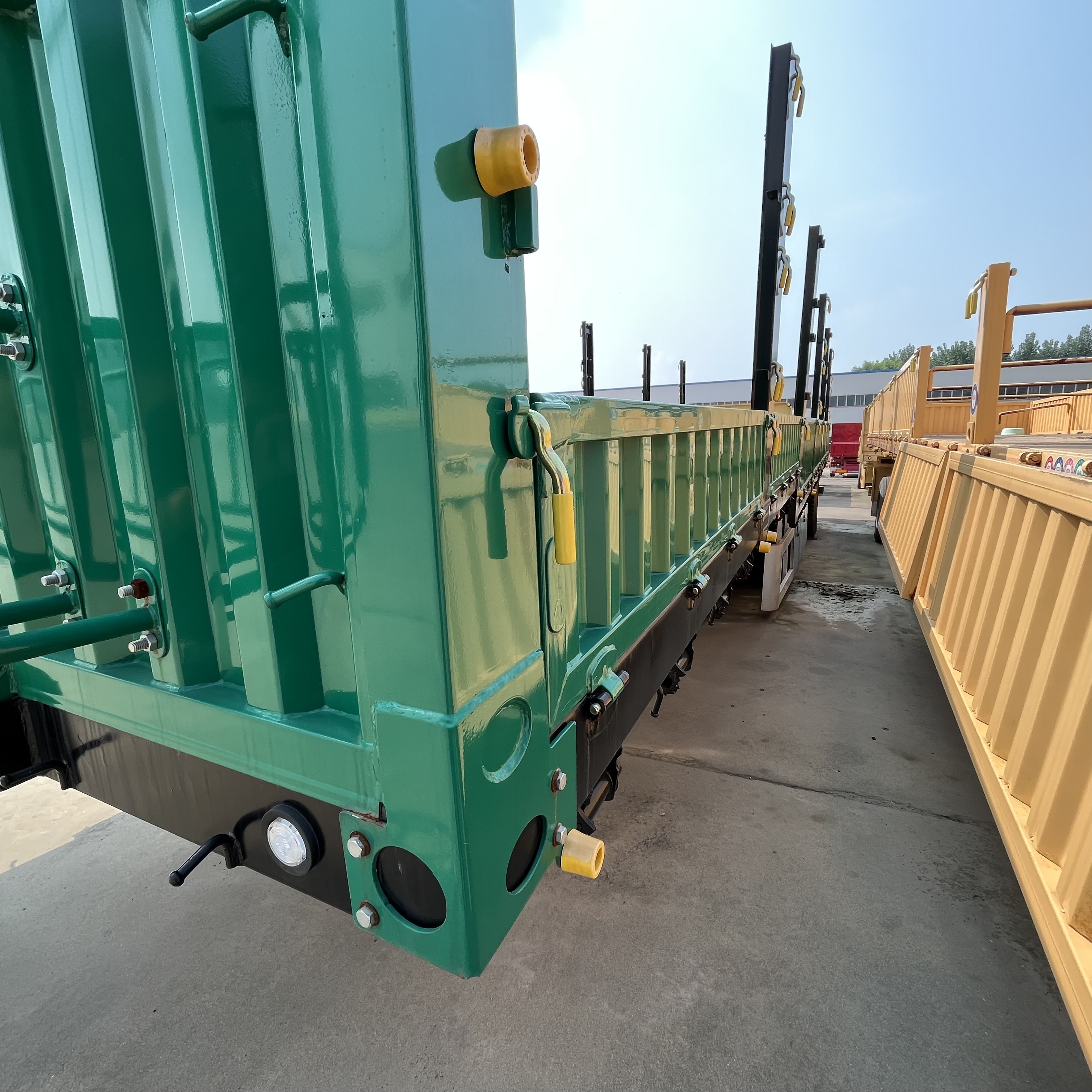 4 Axle 40ft 50ft 80t Livestock Animal Cattle Transport Stake Fence Trailer Side Wall Drop Deck Fence Stake Cargo Semi Trailer